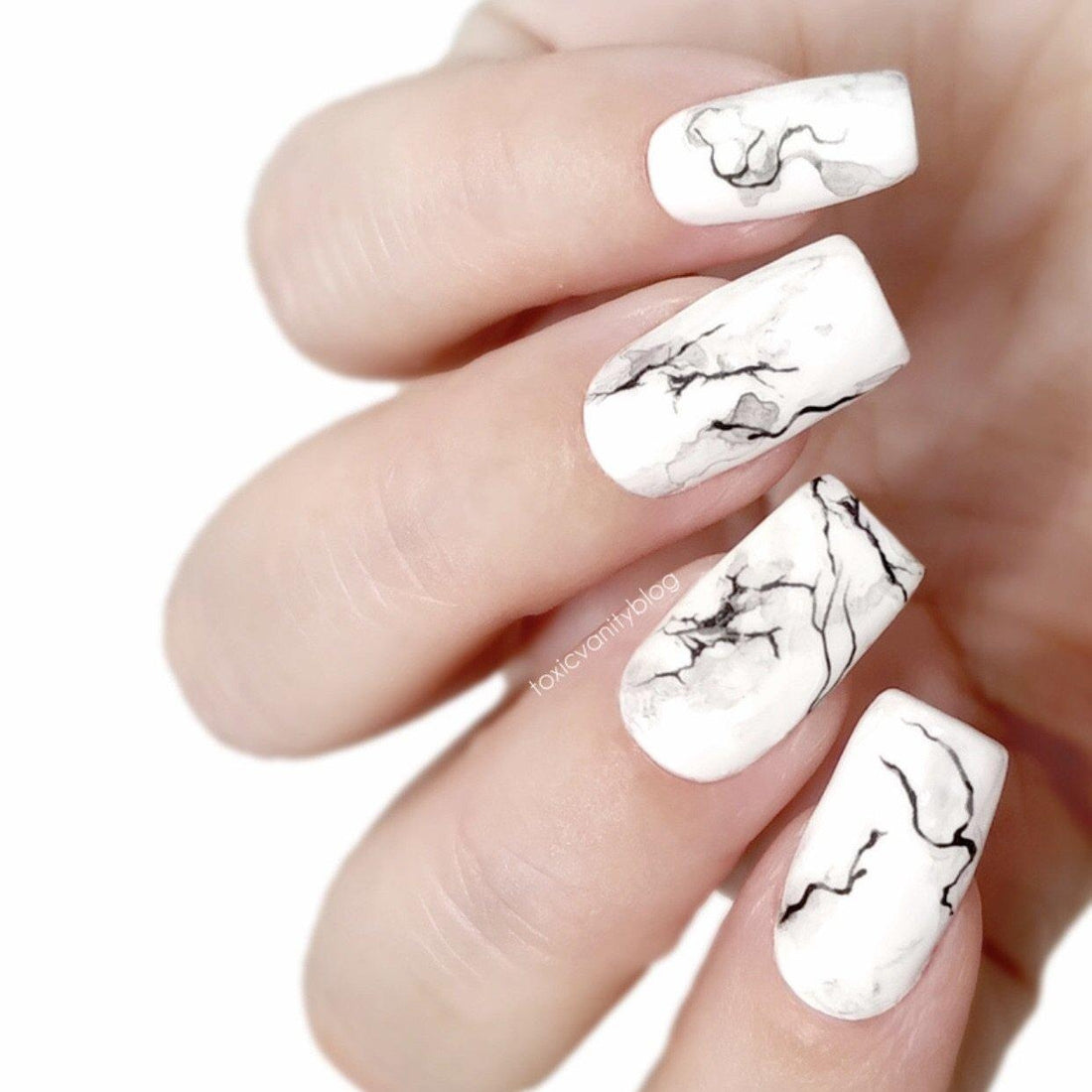 Crackle Pattern On White Nail Polish High-Res Stock Photo - Getty Images